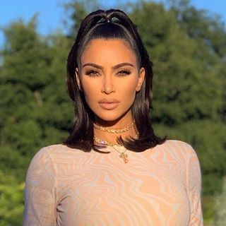 Che grande invenzione Photoshop! Kim Kardashian ha sei dita nel piede