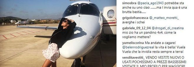 Belen Rodriguez posa davanti al jet privato... insulti sui social Belen Rodriguez posa davanti al jet privato... insulti sui social