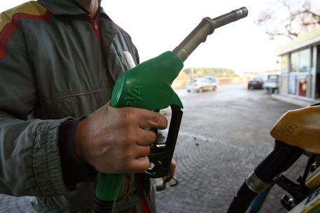 Sale prezzo Benzina con aumento petrolio : sopra 1,6 euro Sale prezzo Benzina con aumento petrolio : sopra 1,6 euro
