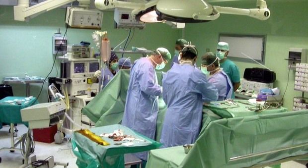 Tolgono lo stomaco per errore : Due chirurghi a processo