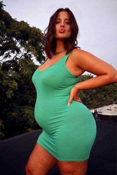 Ashley Graham senza pudore sfoggia il pancione
