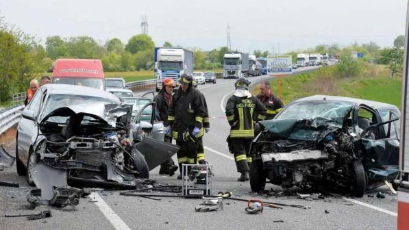 Matera : Scontro frontale, 4 morti sulla ss Basentana Matera : Scontro frontale, 4 morti sulla ss Basentana