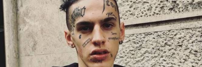 Se caghi il c****! Il trapper Young Signorino lancia il microfono e lascia il palco dell’Alien