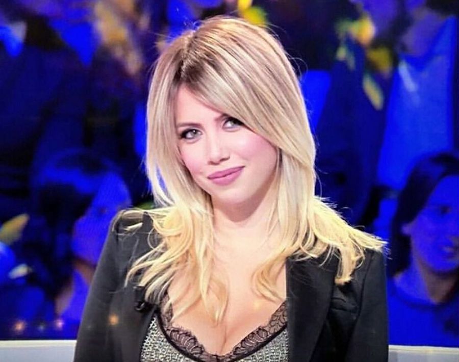 Wanda Nara senza reggiseno... le mani non bastano a coprire