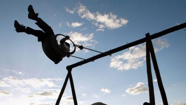I figli litigano per l’altalena! Il padre di uno massacrato di botte