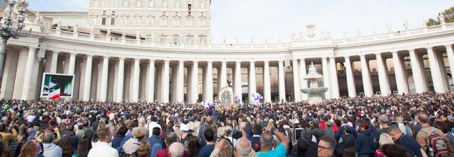 Vaticano, altro scandalo pedofilia: Dipendente accusato di aver adescato minorenni Vaticano, altro scandalo pedofilia: Dipendente accusato di aver adescato minorenni