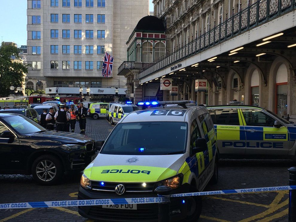 Londra, allarme alla stazione Charing Cross. Uomo sui binari : Ho una bomba addosso Londra, allarme alla stazione Charing Cross. Uomo sui binari : Ho una bomba addosso