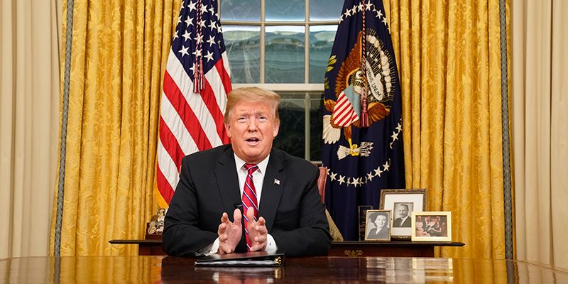 Donald Trump autografa muro col Messico