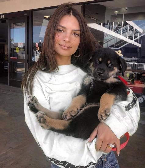 Something special! Emily Ratajkowski senza veli dietro un séparé... si vede tutto