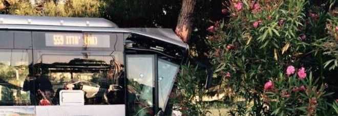 Roma, bus finisce fuori strada : 10 feriti, in condizioni gravissime il conducente Roma, bus finisce fuori strada : 10 feriti, in condizioni gravissime il conducente