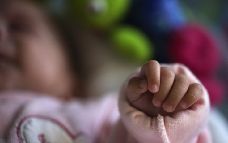 Rovigo, neonato abbandonato in una borsa vicino a un cimitero