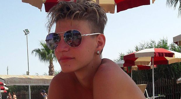 Ciro Ascione morto sui binari Si è aggrappato al treno poi la tragedia