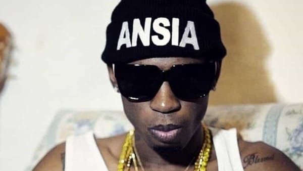 Il rapper Bello Figo non deve esibirsi - Le minacce: Se viene esce dentro una bara Il rapper Bello Figo non deve esibirsi - Le minacce: Se viene esce dentro una bara
