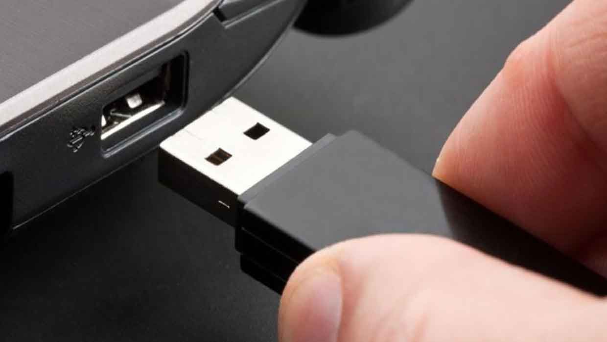 Chiavetta Usb esplosiva : Ispettore Gianni Aceto perde tre dita Chiavetta Usb esplosiva : Ispettore Gianni Aceto perde tre dita