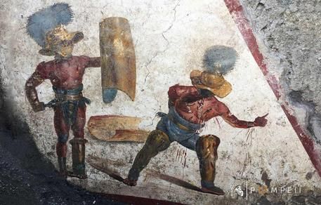 Pompei, scoperto affresco gladiatori