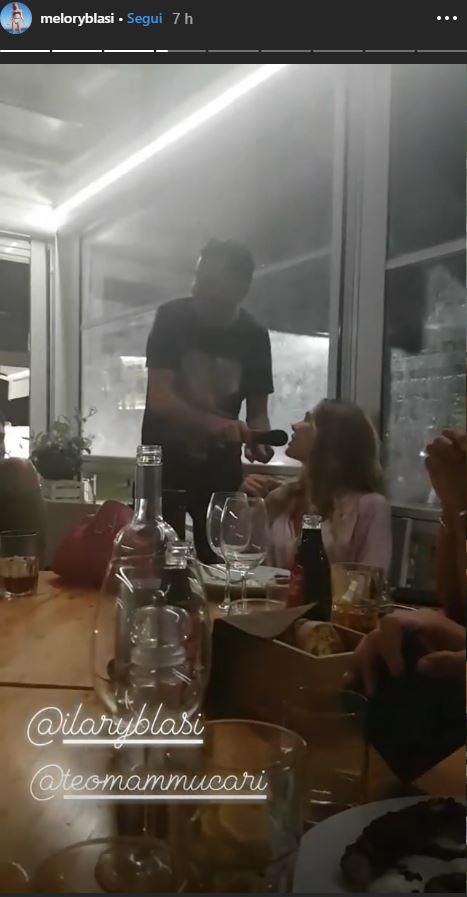 Tanti auguri teo! Ilary Blasi e il karaoke al ristorante con Mammucari