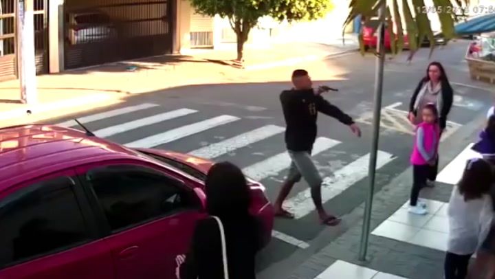Brasile: 21enne con la pistola davanti alla scuola la mamma poliziotta gli spara- Video