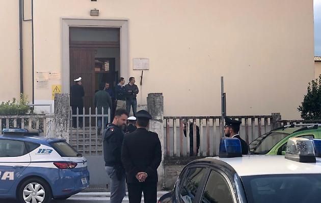 Foligno, padre barricato in una scuola : Sostiene di essere armato