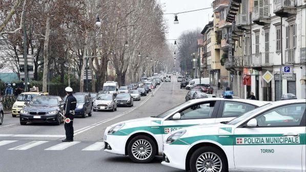 Via di Acilia, investe vigile e scappa: bloccato e denunciato