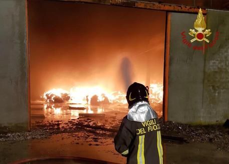 Savona: incendio azienda rifiuti paura disastro ambientale