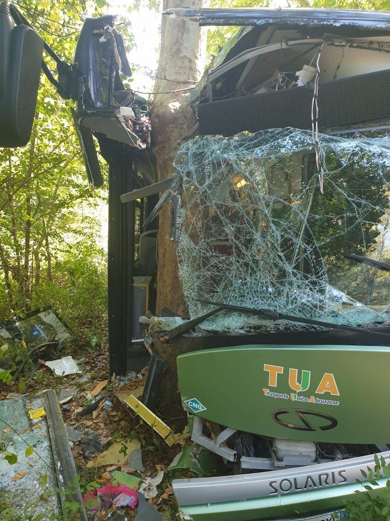 Pullman contro un albero! Almeno 30 feriti, gravissima una ragazza di 17 anni