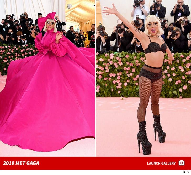 Lady Gaga resta in lingerie sulla passerella del Met Gala