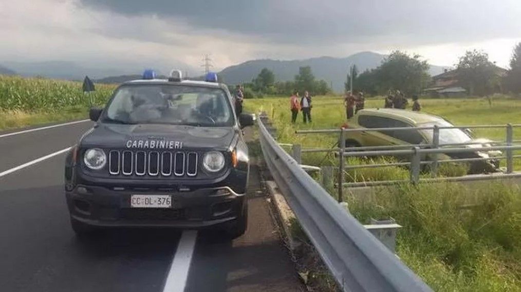 L'auto finisce fuori strada! Genitori illesi, ma il figlio 13enne muore in macchina