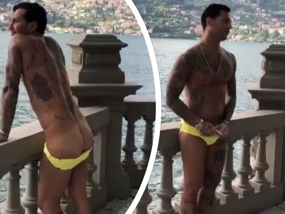 Fabrizio Corona hot si abbassa gli slip e mostra il lato B in strada Fabrizio Corona hot si abbassa gli slip e mostra il lato B in strada