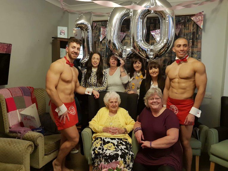 Altro che casa di riposo! Il 100° compleanno bollente della signora Jenkins