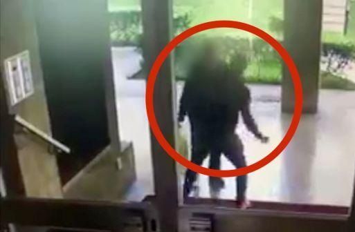 Milano: colpisce in faccia un anziano sotto casa per rubargli portafoglio Milano: colpisce in faccia un anziano sotto casa per rubargli portafoglio