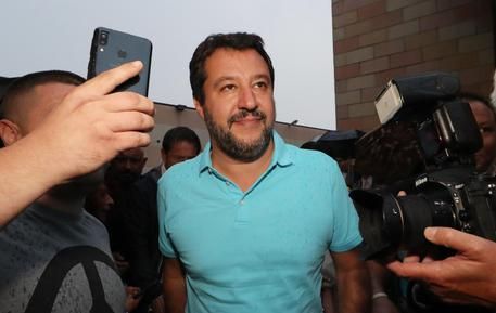 Matteo Salvini : E' una follia aprire i porti a tutti