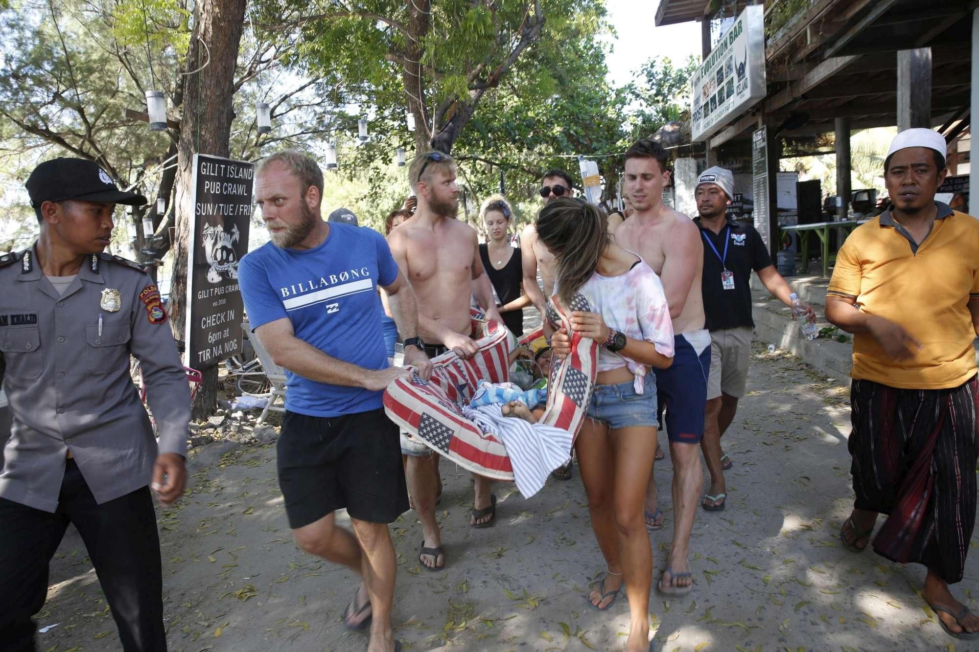 Terremoto Indonesia, altra forte scossa di magnitudo 5.9 a Lombok : 347 vittime e 165mila senza tetto Terremoto Indonesia, altra forte scossa di magnitudo 5.9 a Lombok : 347 vittime e 165mila senza tetto