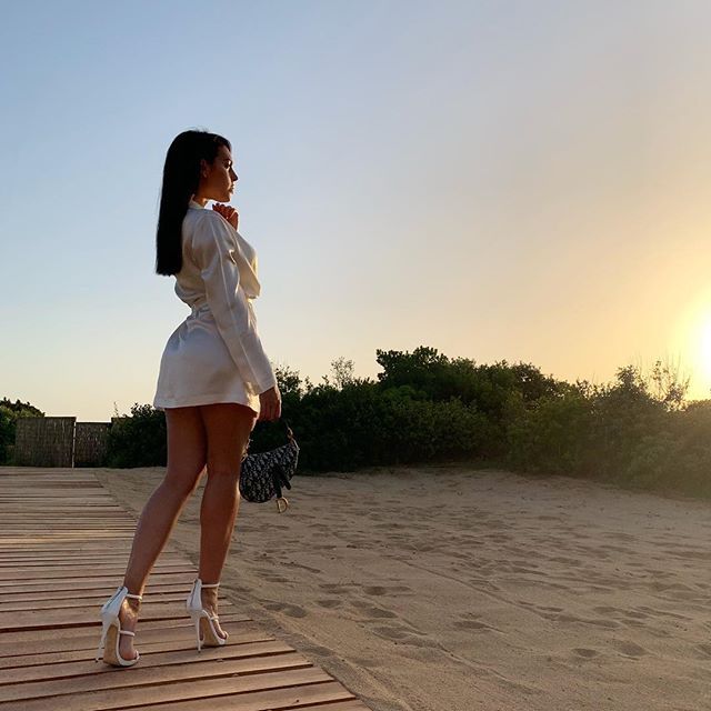 Un lato b perfetto! Georgina Rodriguez super sexy in in piscina