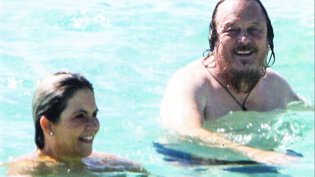 Che topless! Zucchero in vacanza a Formentera con la compagna