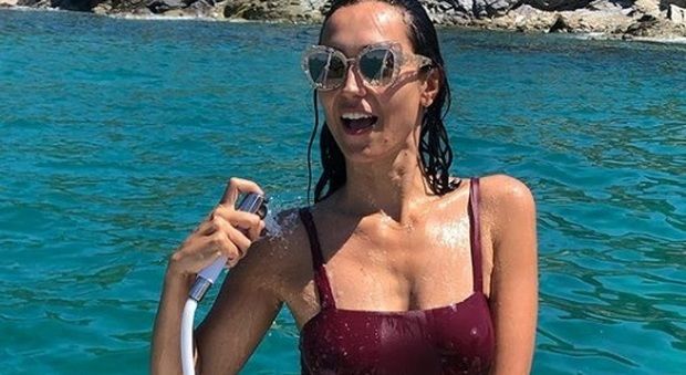 Caterina Balivo e la doccia bollente in barca per Ferragosto!