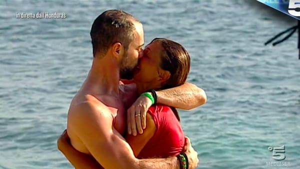 Isola dei Famosi : L' incontro tra Alessia Mancini e il marito Flavio Montrucchio Isola dei Famosi : L' incontro tra Alessia Mancini e il marito Flavio Montrucchio