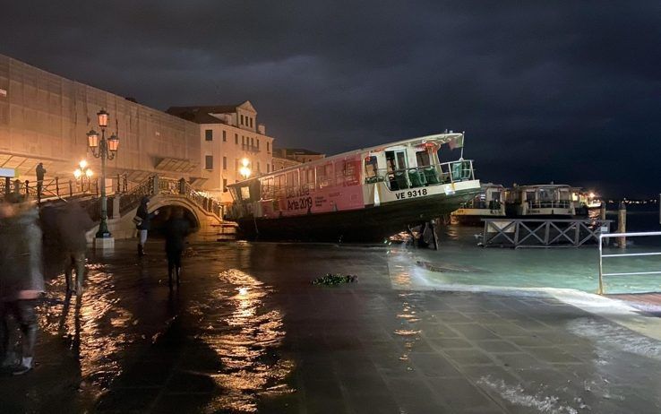 Venezia in ginocchio, attesa nuova marea