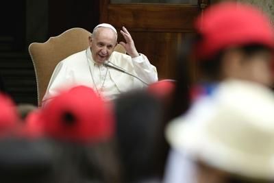 Papa Francesco : Qualche politico merita insulti, ma preghiamo per loro