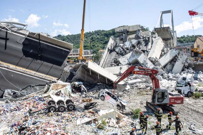 Genova, ponte Morandi: Recuperata auto con intera famiglia sotto le macerie. Bilancio sale a 41 Genova, ponte Morandi: Recuperata auto con intera famiglia sotto le macerie. Bilancio sale a 41