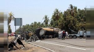 Scontro fra un autobus e un camion in Messico : 24 morti Scontro fra un autobus e un camion in Messico : 24 morti