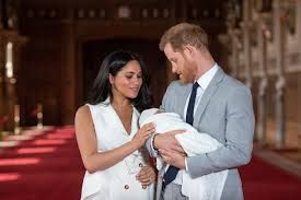 Meghan Markle lascia Harry a casa, fa le valigie e vola via: dove vuole portare il piccolo Archie