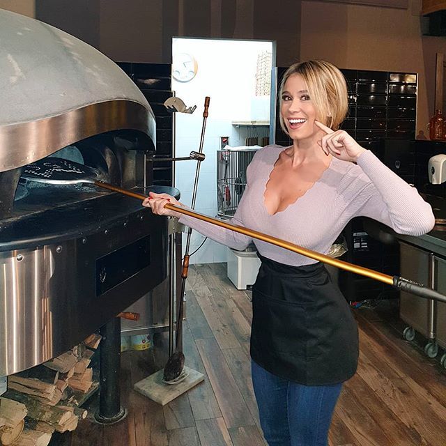 Che scollatura! Tutti vorrebbero una pizza fatta da Diletta Leotta