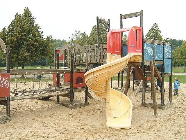 Lo fanno al parco giochi nell'area bimbi! Denunciati focosi coniugi 48enni