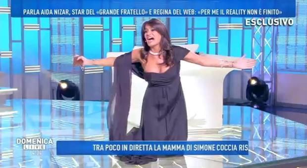 Aida Nizar fuori di seno: siparietto sexy a Domenica Live