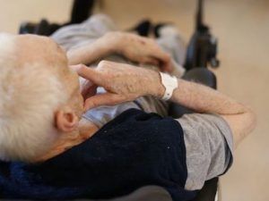 Anziano costretto a mangiare feci dalle badanti! Chiusa casa per anziani