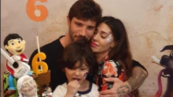 Belen Rodriguez e Stefano De Martino abbracciati alla festa del figlio