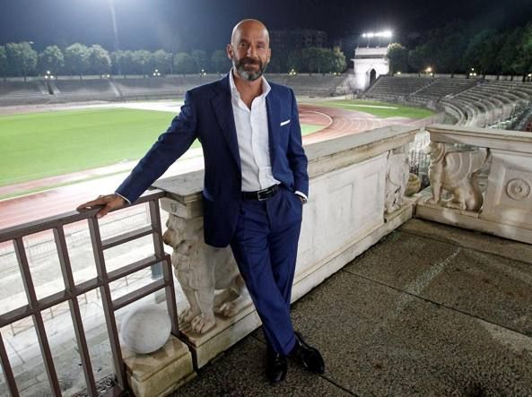 Un maglione sotto la camicia per nascondere la malattia! Gianluca Vialli e il tumore Un maglione sotto la camicia per nascondere la malattia! Gianluca Vialli e il tumore