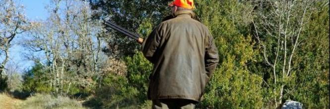 Cacciatore scivola nel bosco, gli parte un colpo e muore