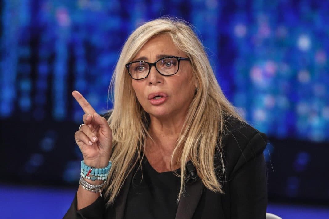 Sembri un gufo... Mara Venier irriconoscibile, la foto scatena gli haters