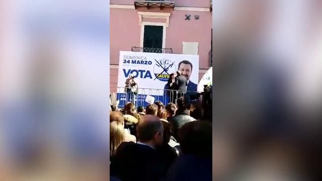 Io sono fascista! La candidata leghista Gerarda Russo contestata sul palco